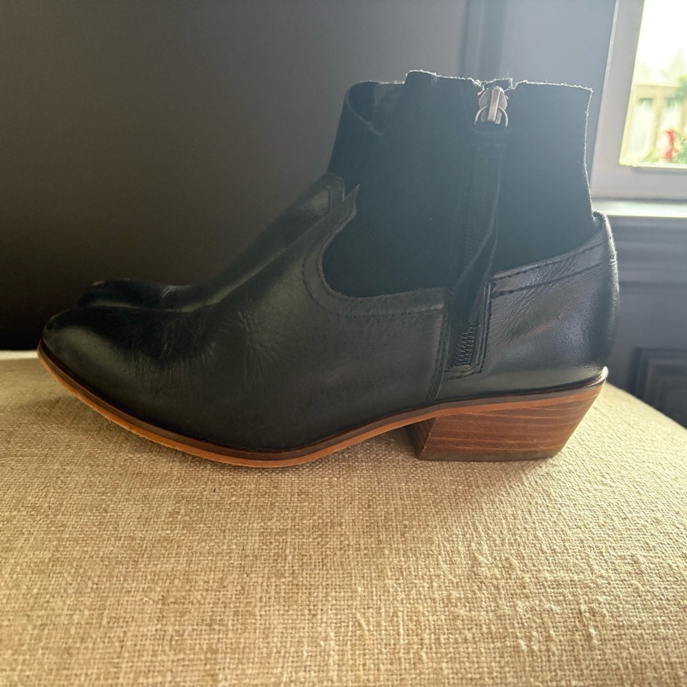 FRYE AND CO. Black Leather Ankle Booties